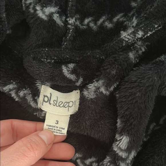 Black and White Robe with Plush Fabric and Belt - Picture 4 of 6